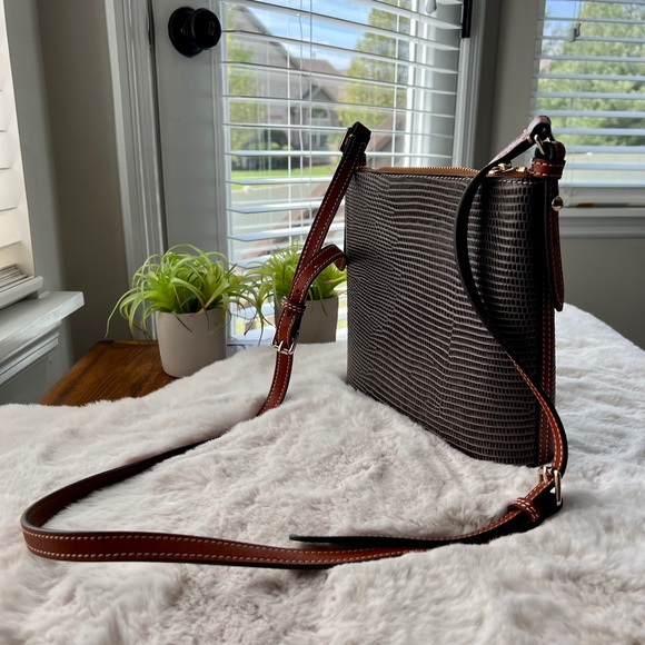 NWOT Dooney & Burke Lizard Embossed Letter Carrier Crossbody Chestnut - Picture 6 of 15